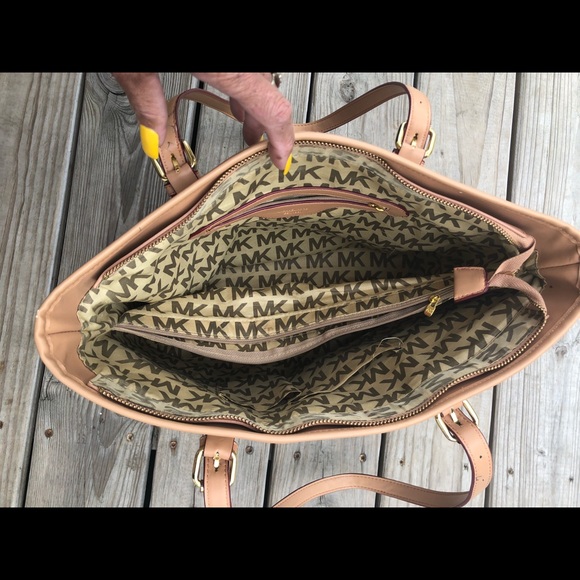 Michael Kors handbag - Picture 3 of 5